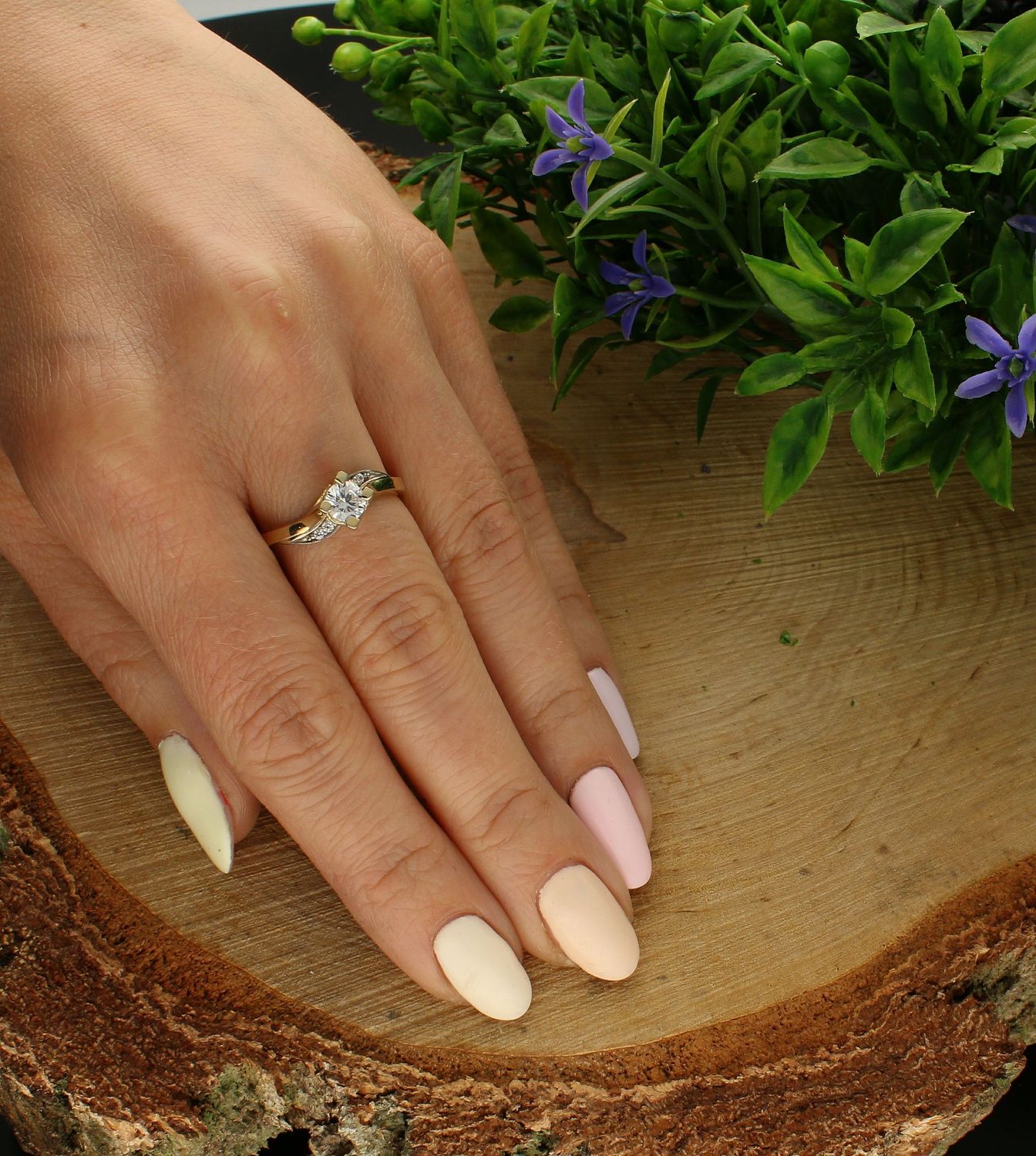 Złoty pierścionek zaręczynowy Wyraz miłości pr333 PI 2108 333. Ponadczasowy wzór, w którym błyszczący kamień został pięknie oprawiony szlachetnym złotem. Na prezent (1).jpg